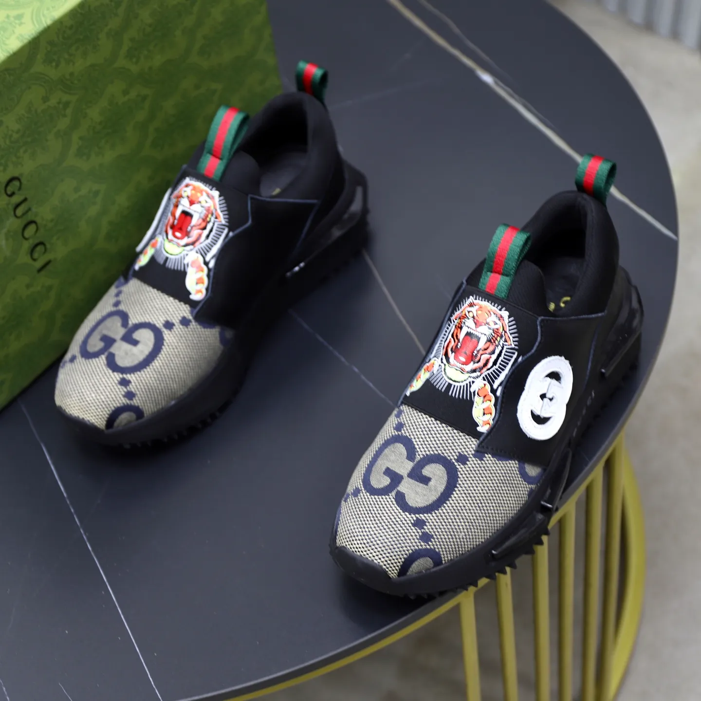 Ex-factory price: 462💰🙅‍♂️🙅‍♂️🙅‍♂️ Brand: GUCCI Standard code: 38-44 (45 customized) Grade: Same as the official website Material: Original cowhide material spliced with brand cloth Comfortable and breathable lining Lightweight and wear-resistant sports outsole Style category: Men's fashionable casual shoes Running sports shoes Distinguished luxury brand elements Top luxury color: actual picture color